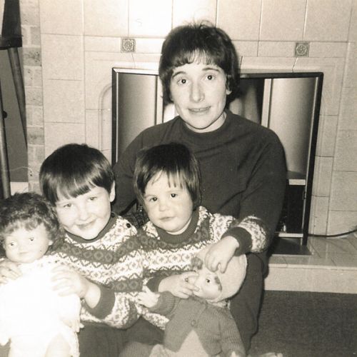 Jo, sua irmÃ£ Di, e sua mÃ£e, Anne Volant.
