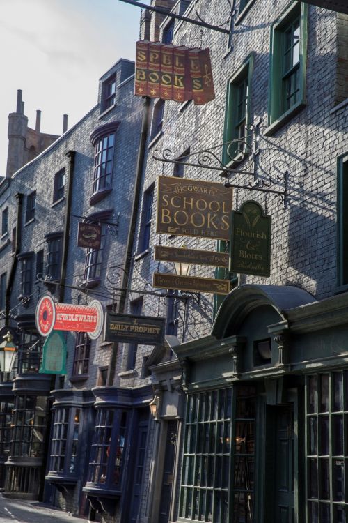Click to view full size image
==============
Diagon_Alley.jpg Diagon_Alley.jpg
