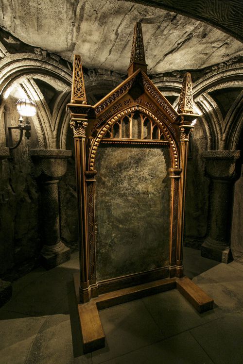Mirror_of_Erised_in_Hogwarts-WWoHP_at_USH.jpg
