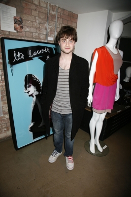 92334_daniel-radcliffe-attends-art-against-knives-charity-auction-at-shoreditch-house-on-may-5-2009-in-london-england.jpg 92334_daniel-radcliffe-attends-art-against-knives-charity-auction-at-shoreditch-house-on-may-5-2009-in-london-england.jpg