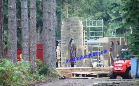 Nessa foto eles estão desmontando a Estação de Hogsmeade
Nessa foto eles estão desmontando a Estação de Hogsmeade