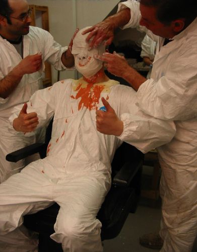 Click to view full size image
==============
James Walters sendo maquiado para uma cena
James Walters sendo maquiado para uma cena