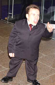 Warwick Davis
Warwick Davis sofre de anismo, portanto tem pouco mais de um metro de altura.
