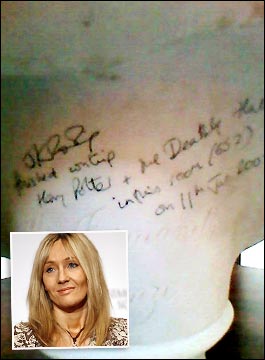 Inscrição em Mármore, publicada no The Sun
"J.K. Rowling terminou de escrever Harry Potter and the Deathly Hallows nesse quarto (652) em 11 de janeiro de 2007"
Palavras-chave: J.K.Rowling Deathly Hallows Inscrição em Mármore, publicada no The Sun
"J.K. Rowling terminou de escrever Harry Potter and the Deathly Hallows nesse quarto (652) em 11 de janeiro de 2007"
Palavras-chave: J.K.Rowling Deathly Hallows