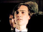 Henry Lloyd-Hughes como Roger Davies
