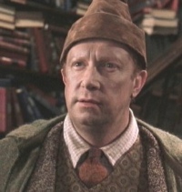 Mark Williams em Harry Potter
Mark Williams interpretando o sr. Weasley na sÃ©rie Harry Potter (essa cena Ã© parte do filme 2, quando os Weasley, Harry e Hermione vÃ£o ao Beco Diagonal)
Palavras-chave: Weasley GrifinÃ³ria Molly Rony Hogwarts Beco